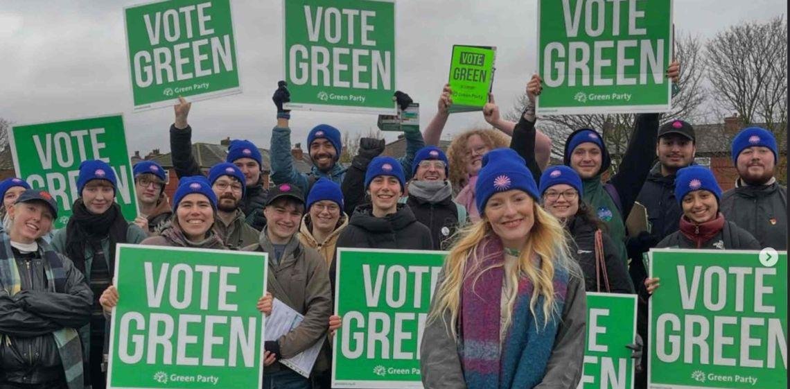 Hannah Spencer es gasista y plomera, y sorprendió al ganar en Manchester, a la derecha y al laborismo
