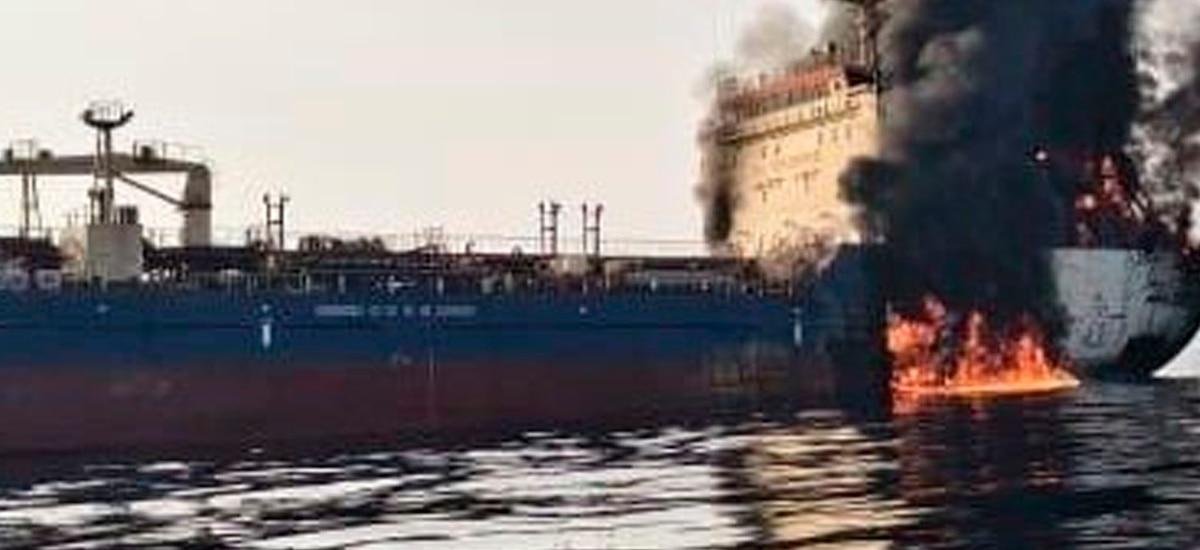 Tensión en el Estrecho de Ormuz: dos buques fueron atacados y las compañías navieras empiezan a suspender sus operaciones