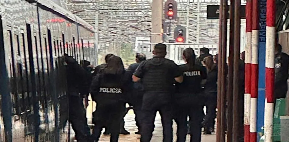 Toma de rehén en Temperley: un hombre armado retuvo a una mujer en el Tren Roca y fue detenido