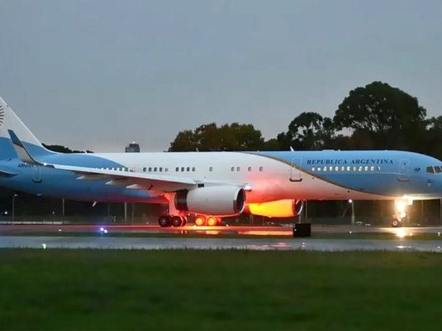 El aviГіn presidencial nuevamente a boxes: trabajan sobre una falla en el tanque de combustible auxiliar