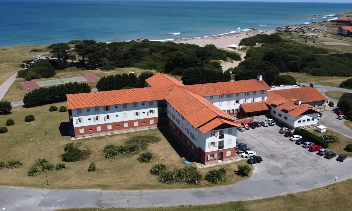 El Gobierno desaloja a los empleados del hotel de Chapadmalal y se desprende de un emblema del peronismo