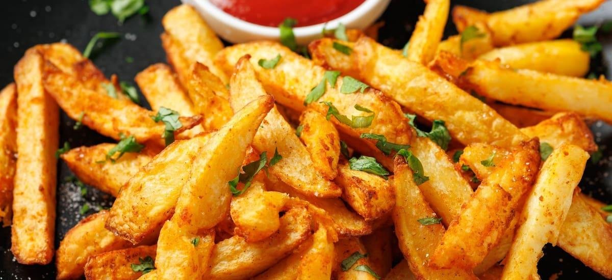 Sin aceite y súper crocantes: el truco secreto para hacer las mejores papas fritas en minutos