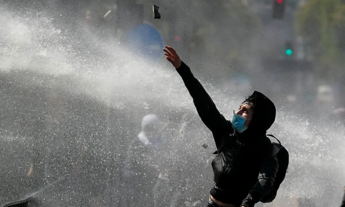 Chile expulsó a un argentino que participó de una protesta estudiantil en Santiago
