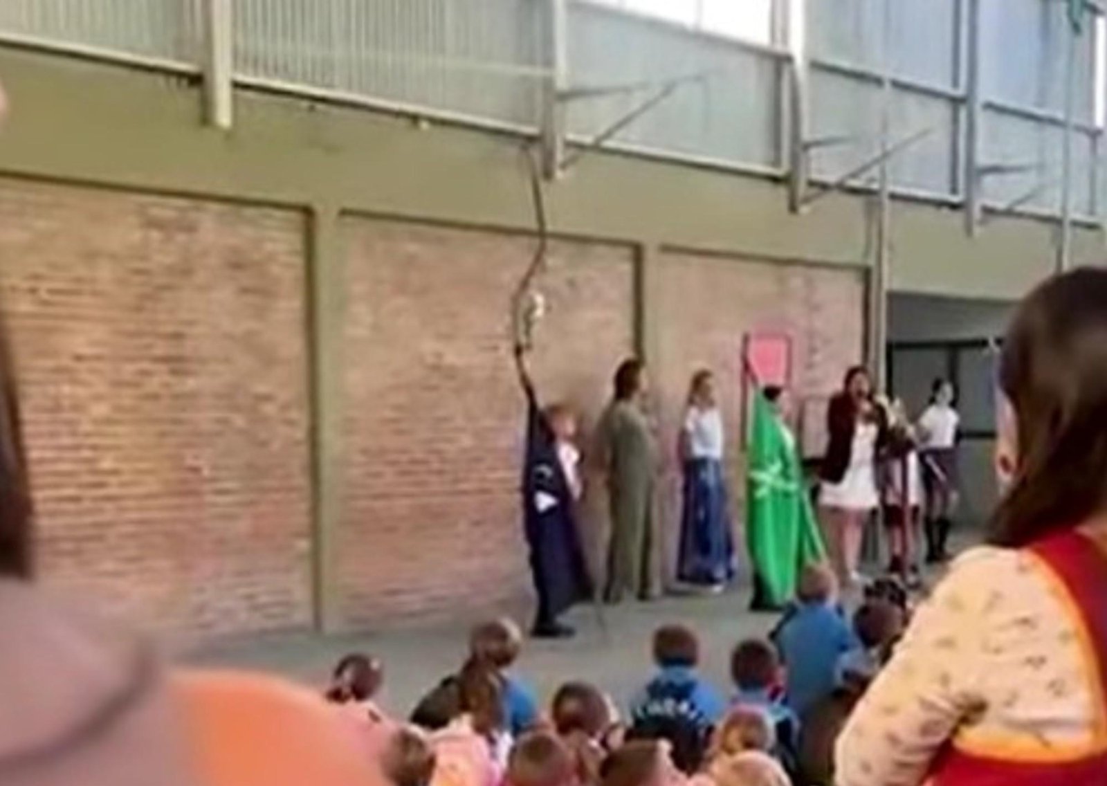 Habló de Bad Bunny en una escuela y el Gobierno la denunció por "adoctrinamiento político"