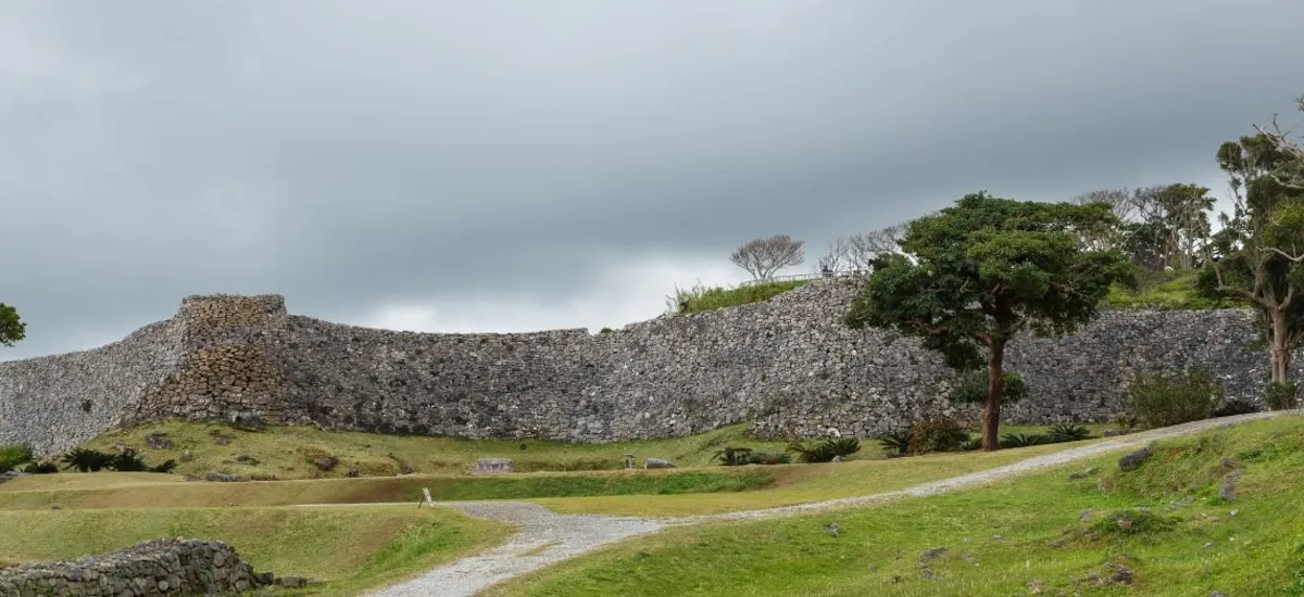 El Castillo Nakijin: la joya oculta que asombra a quienes buscan paisajes inolvidables en Japón