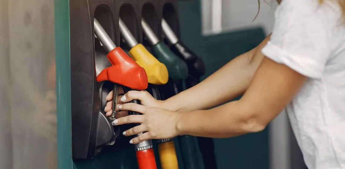 El Gobierno frenó otra vez la suba de impuestos a la nafta y el gasoil en medio del aumento del precio del pet...
