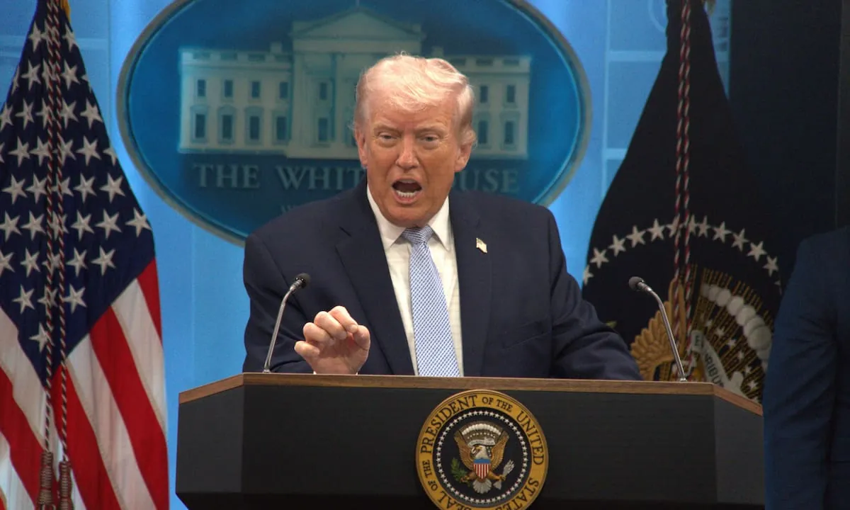 Trump anuncia "guerra económica" contra Irán y amenaza a socios con represalias