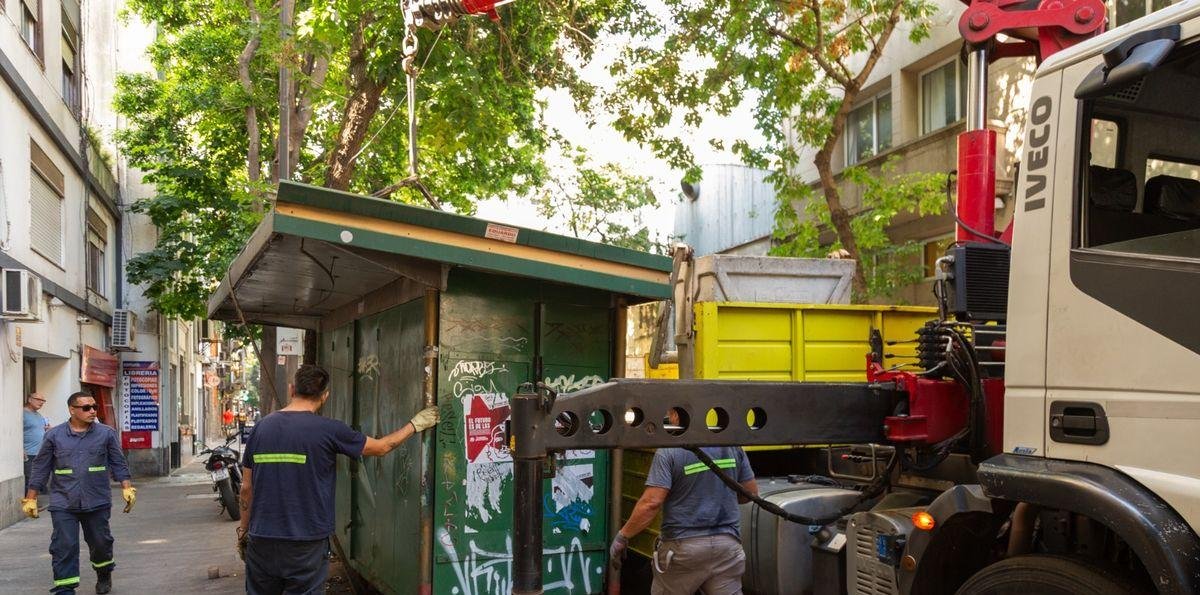 La Ciudad retiró más de 100 puestos de diarios y flores en desuso para ordenar el espacio público