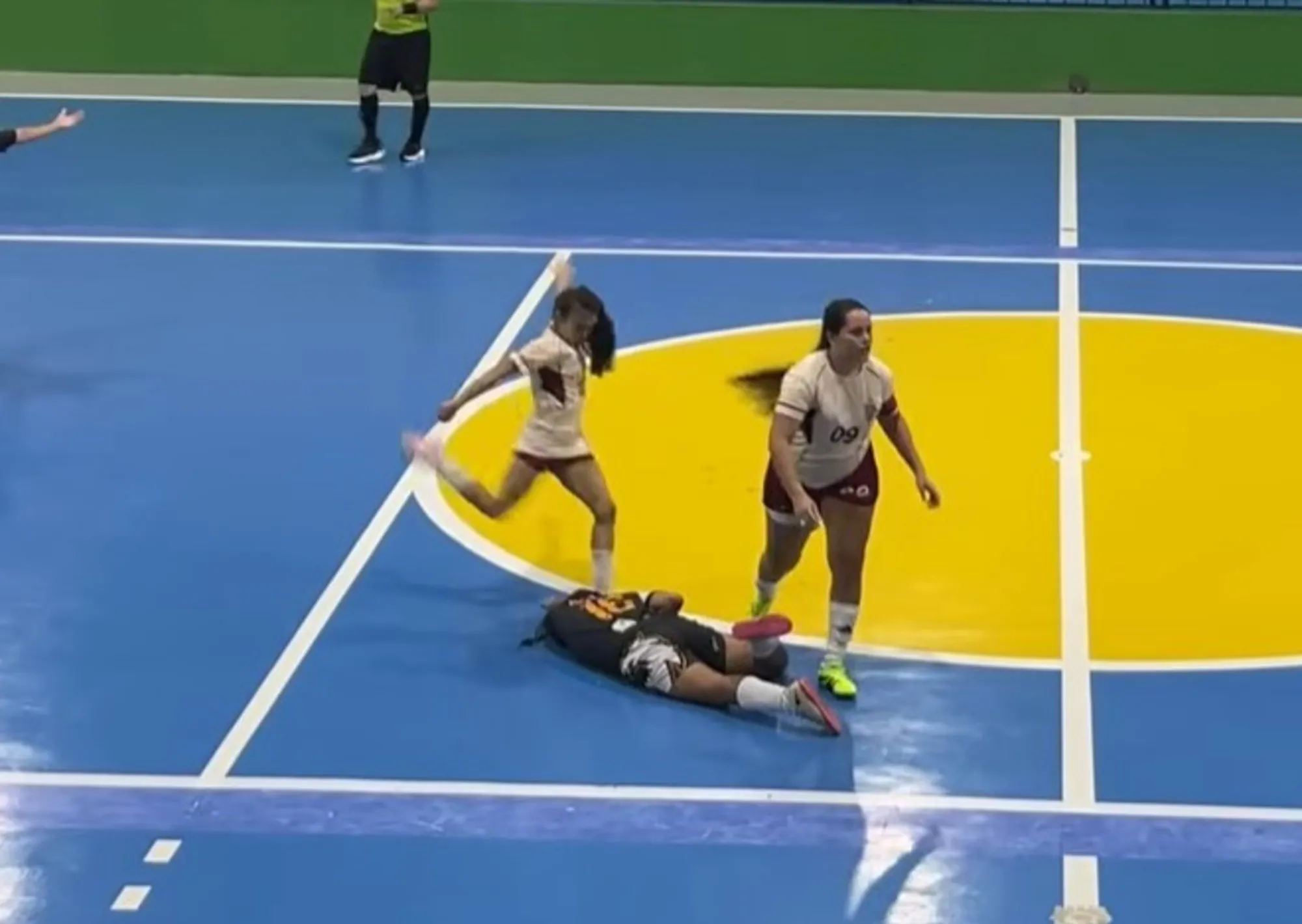 Brutal agresión en el futsal de Brasil: le pateó la cabeza a una rival y la suspendieron por cinco años