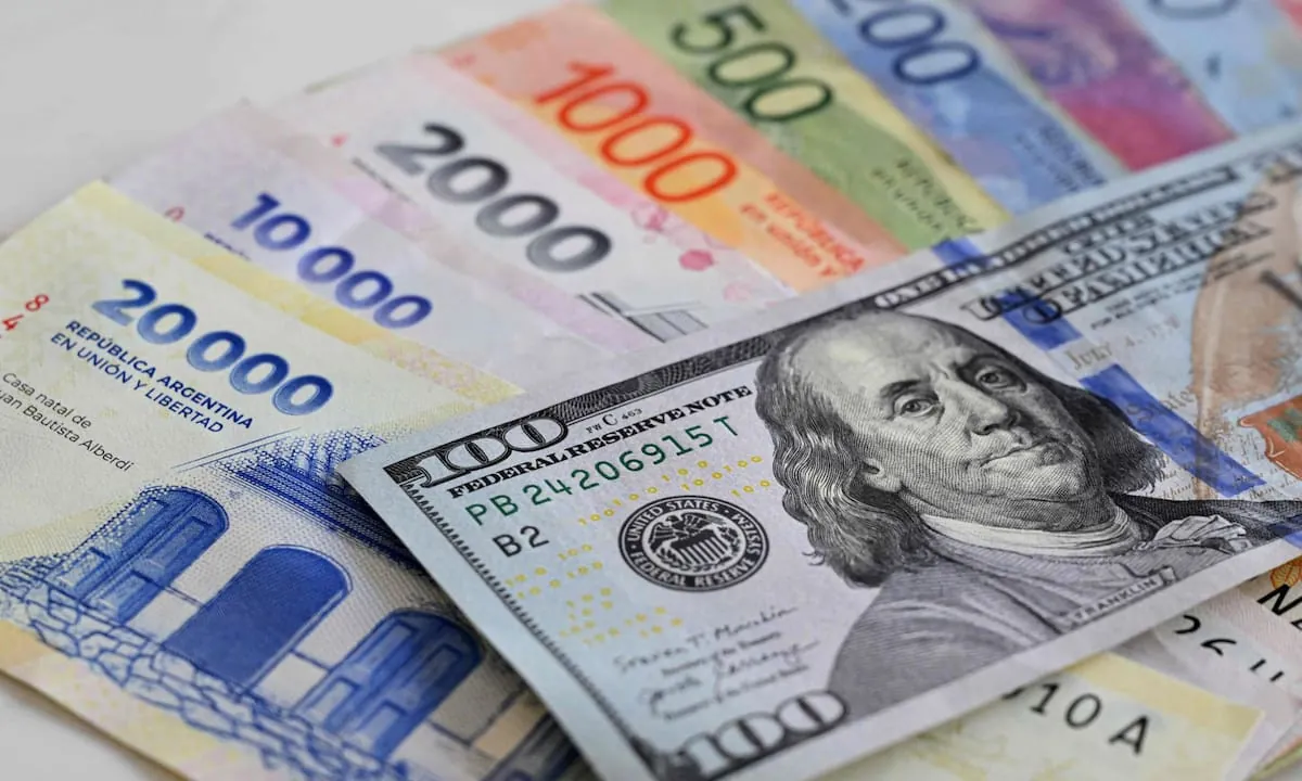 El Gobierno licita hoy un nuevo bono dual para evitar soltar pesos a la calle