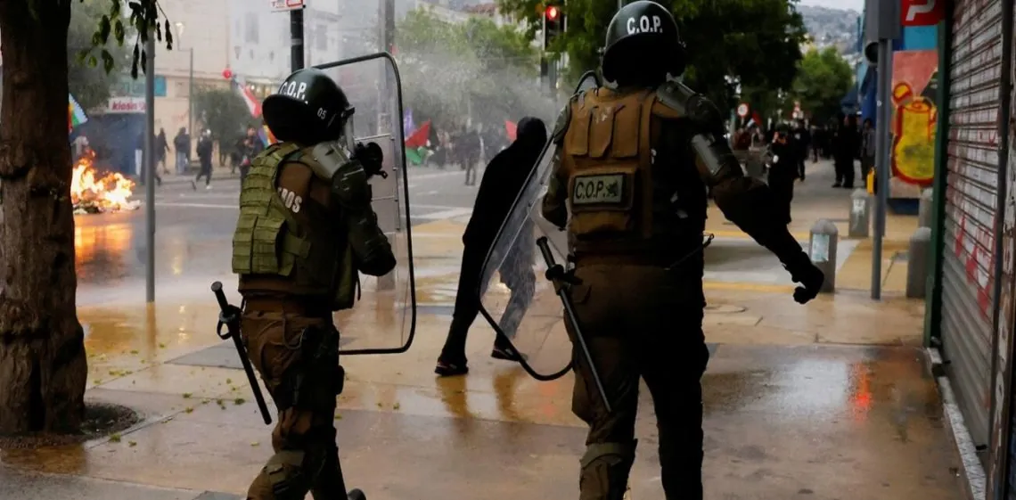 Chile: la marcha por los siete años del estallido social terminó con 29 detenidos y policías heridos
