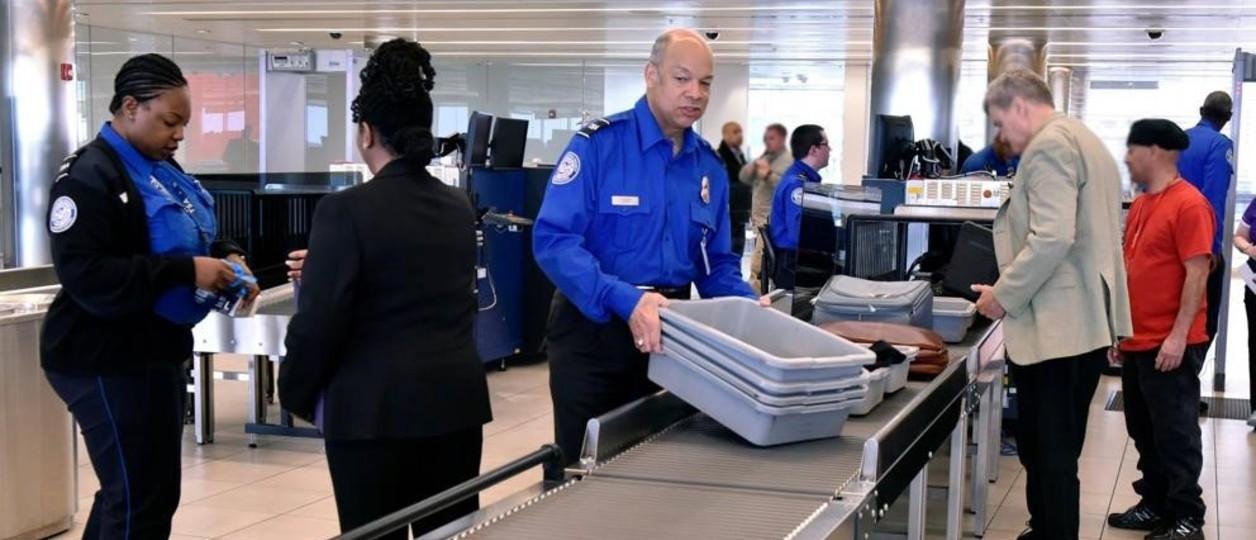 Es oficial: un aeropuerto de Florida prohibió el uso de esta prenda polémica
