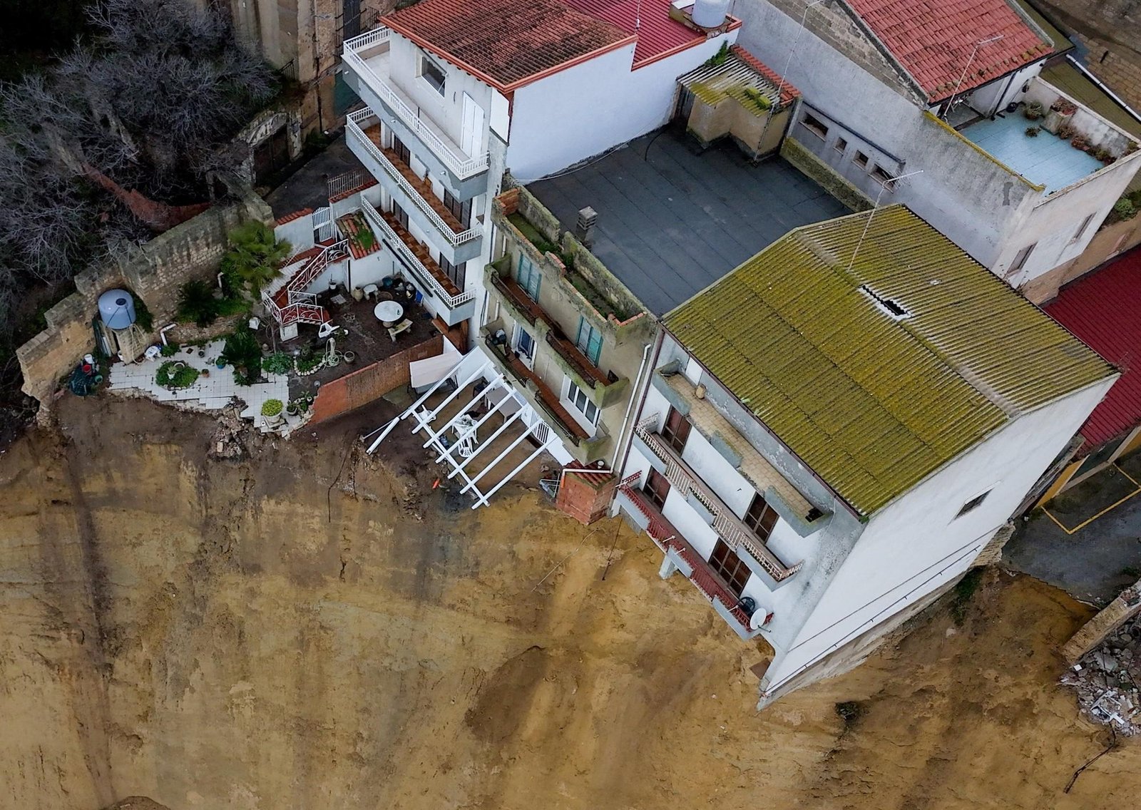 Quedó sobre el vacío la biblioteca del pueblo engullido por un barranco