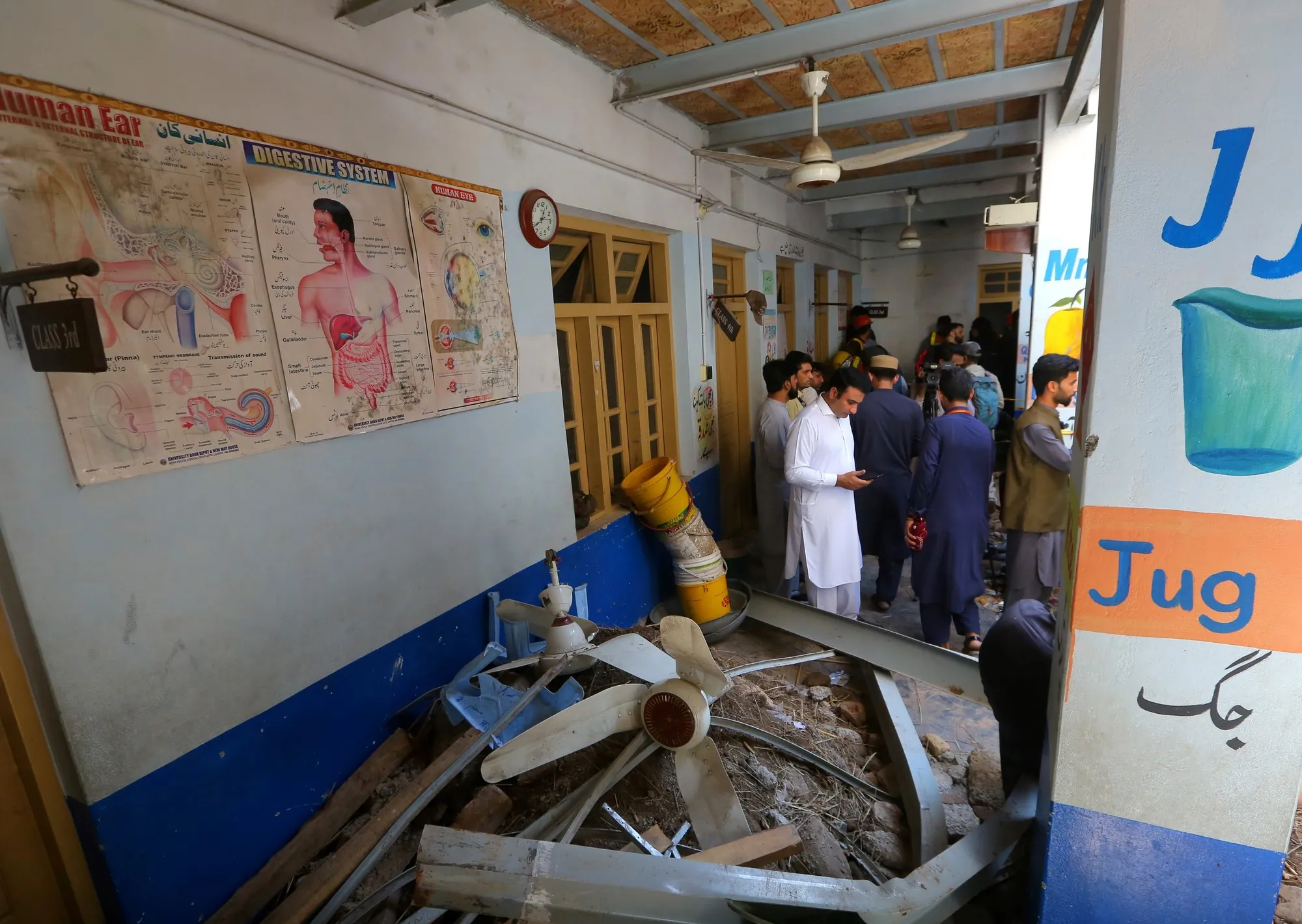 Tragedia en Pakistán: mueren 34 alumnos y una maestra al derrumbarse el techo de un colegio