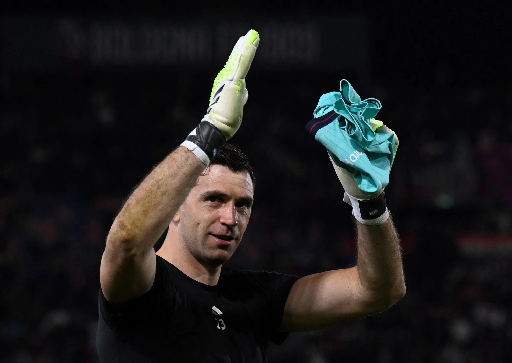 Dibu Martínez se lesionó en la entrada en calor y se perdió el duelo entre Aston Villa y Nottingham Forest: alerta en la Selección Argentina