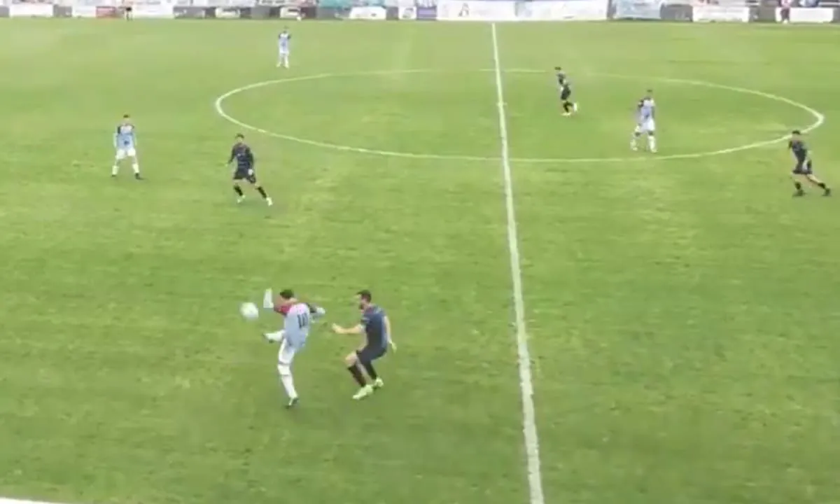 El insólito gol en contra de un jugador desde mitad de cancha que dejó a su equipo al borde del descenso a la Primera C