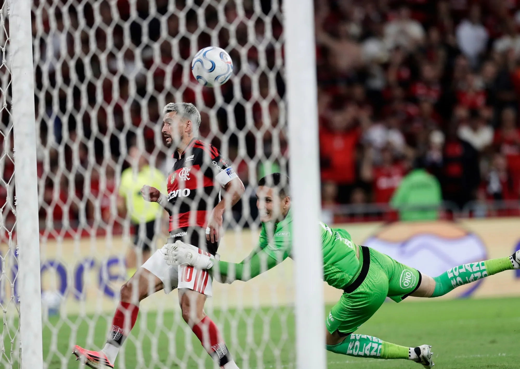 Flamengo, el rival de Estudiantes en semis de la Copa Libertadores: un blooper del arquero de Independiente del Valle evitó un "Maracanazo"