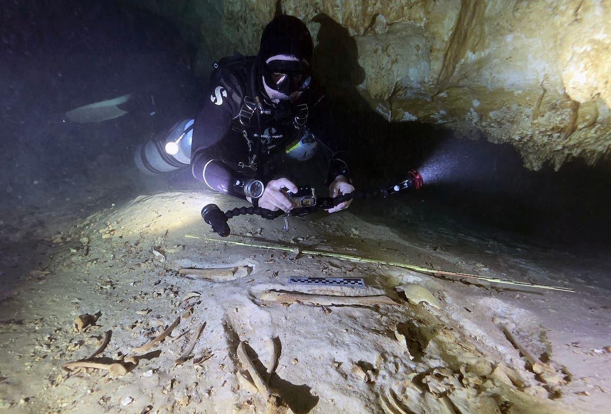 Hallan esqueleto de hace más de 8.000 años en cenotes del Caribe mexicano
