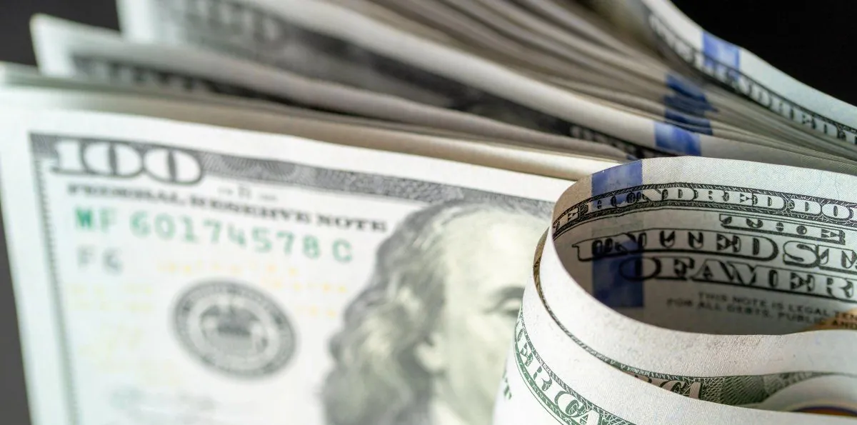 El dólar blue cerró por tercera rueda arriba del oficial y acumuló una suba de $20 en la semana