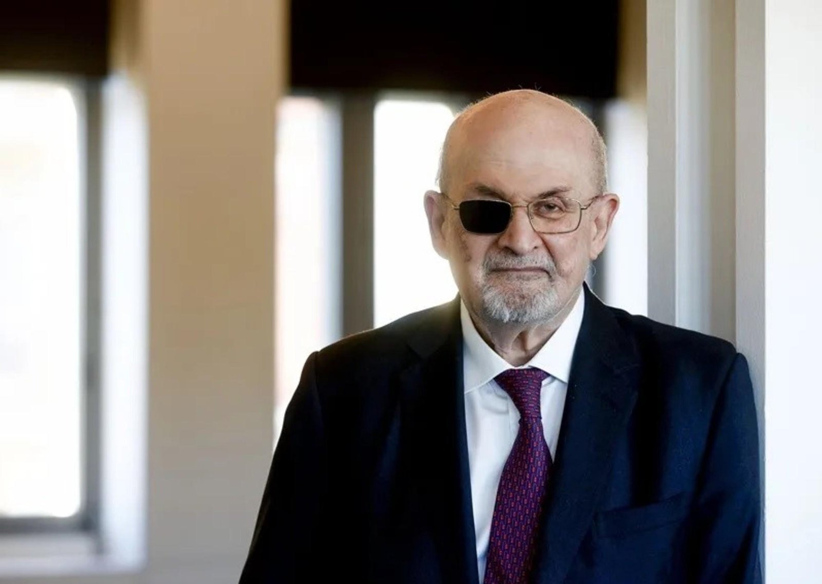 Salman Rushdie: “La muerte lleva tiempo acompañándome, pero he aprendido a sobrellevarla”