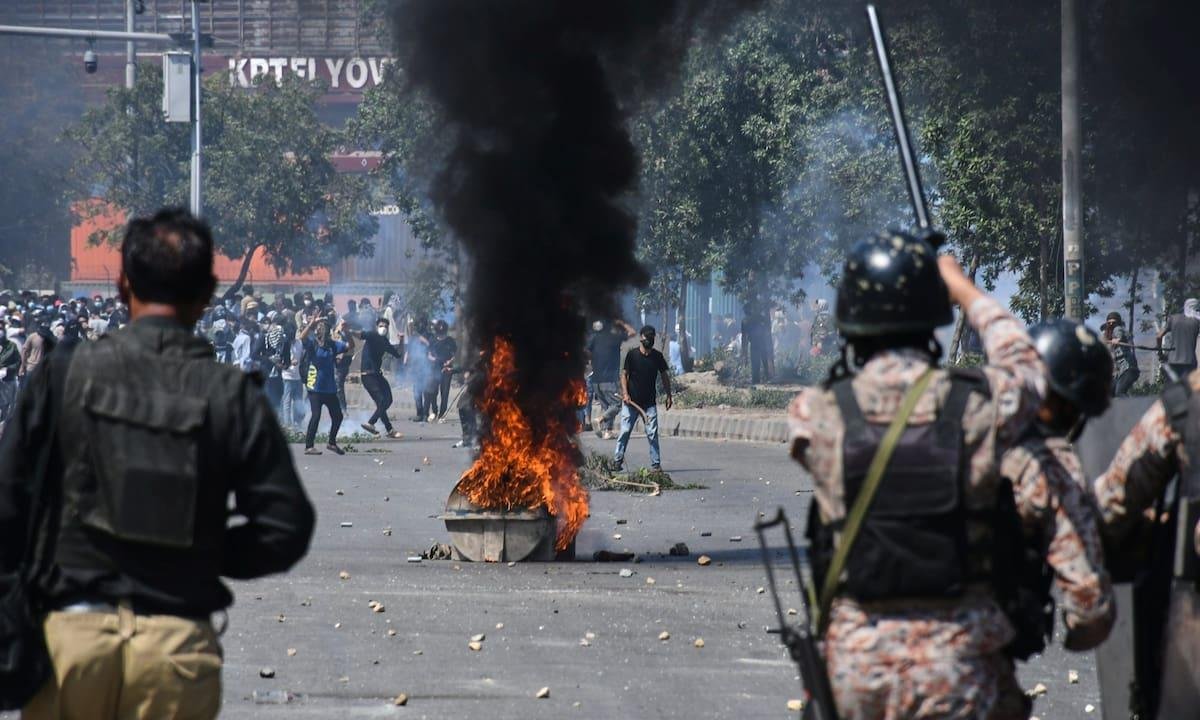 Pakistán: al menos 9 muertos y decenas de heridos por enfrentamientos con la policía en el consulado de EE.UU. en Karachi