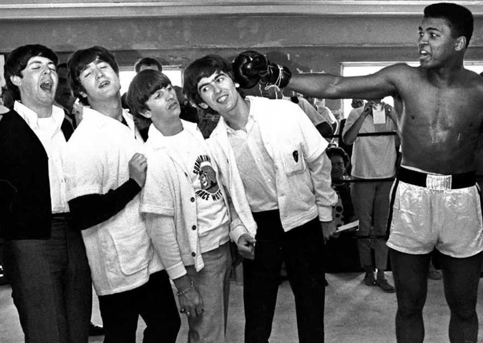 Cuando John Lennon comparó a los Beatles con Cristo: amenazas, miedo, quema de discos y el adiós a las giras