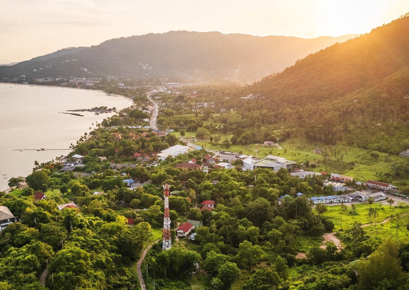 De Emily en París a Merlina: 6 destinos para viajar a los escenarios de las series más famosas