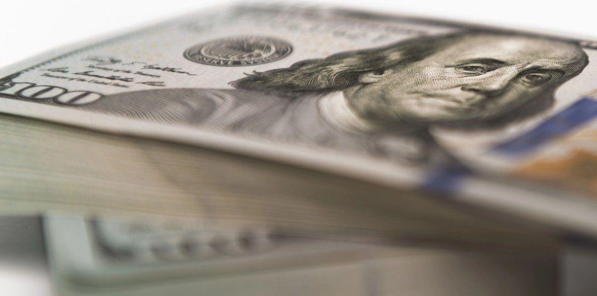 El dólar oficial anotó su segunda caída consecutiva y se sostuvo por debajo de los $1.400
