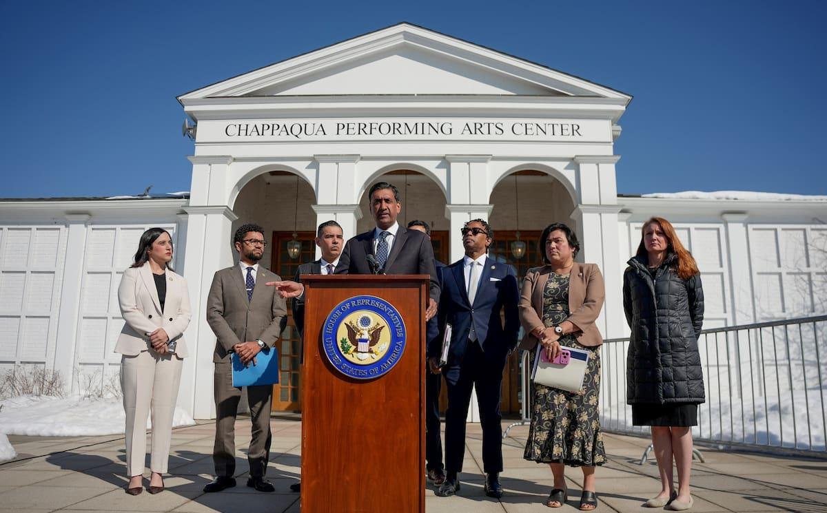 Bill Clinton se presenta ante legisladores y dice que "no hizo nada malo" con Epstein