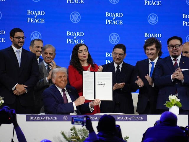 Milei en el Consejo de la Paz de Trump: un saludo protocolar y un escenario junto a líderes no occidentales y de países musulmanes