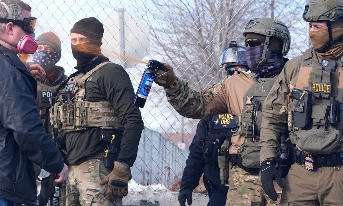 Freno al ICE: la nueva orden que les prohíbe usar su táctica más temida durante las protestas