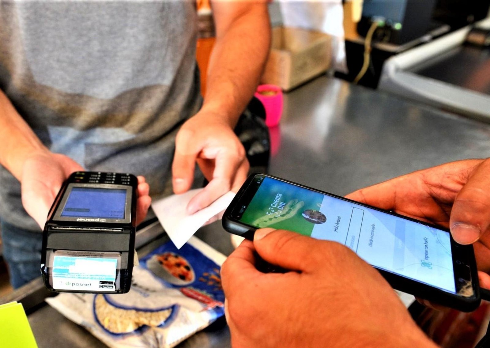 Fuerte tendencia: las transferencias vuelan y en Argentina se usa cada vez menos efectivo