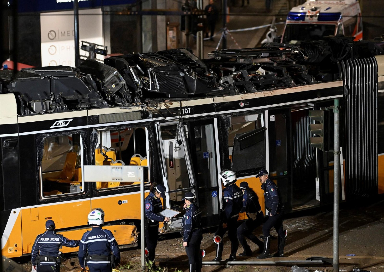Tragedia en el centro de Milán: dos muertos y casi 40 heridos por el descarrilamiento de un tranvía