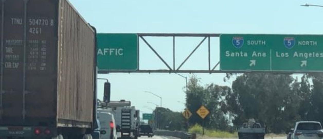 ¿Qué significa la señal de tránsito "KEEP RIGHT EXCEPT TO PASS" en español?