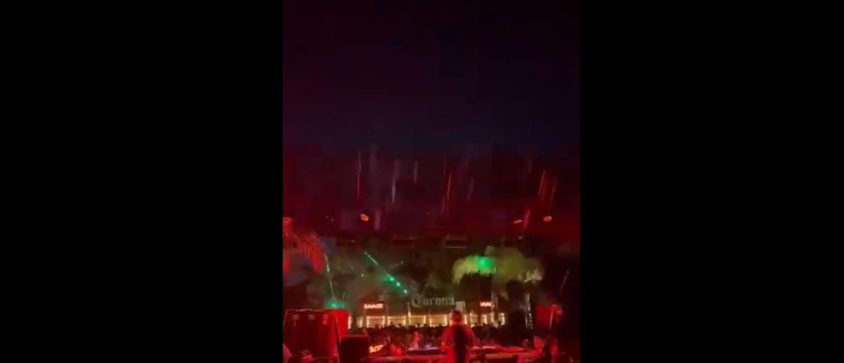 Video: así fue el derrumbe de parte del escenario de un boliche en la Costanera