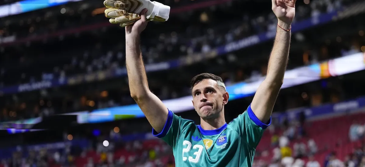 'Dibu' Martínez: "No me pesa la presión, solo me trato de calzar los guantes"
