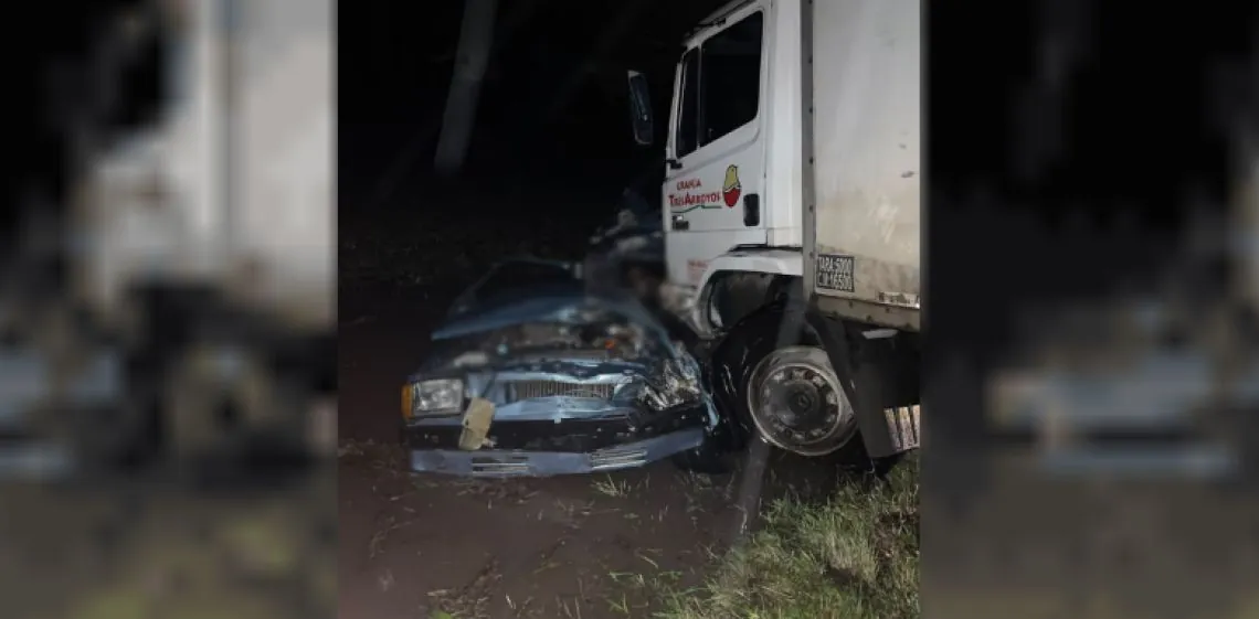 Terrible choque entre un auto y un camión en Luján: hubo siete muertos, tres de ellos menores