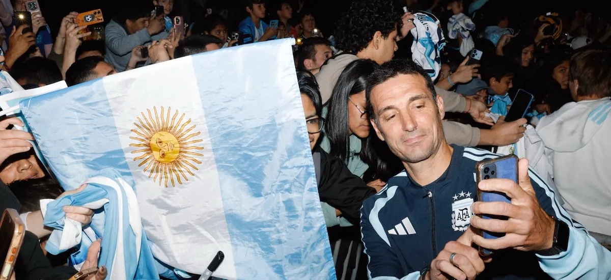 El gesto del Dibu Martínez y el plantel de la selección argentina al arribar a Córdoba: la multitudinaria bienvenida