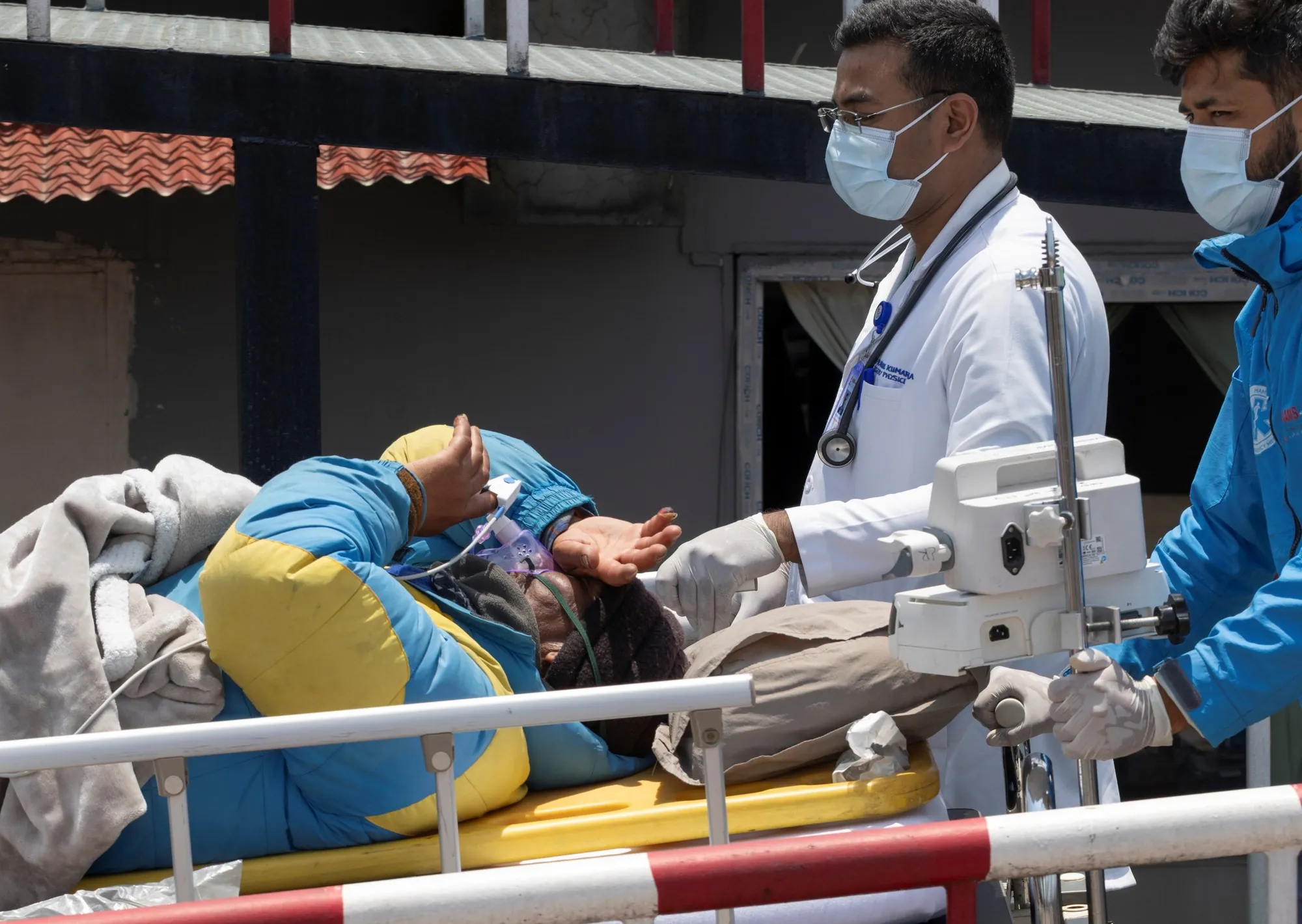 Milagro en el Everest: el guía nepalí Dawa Sherpa desapareció en la montaña, lo dieron por muerto y al sexto día apareció arrastrándose