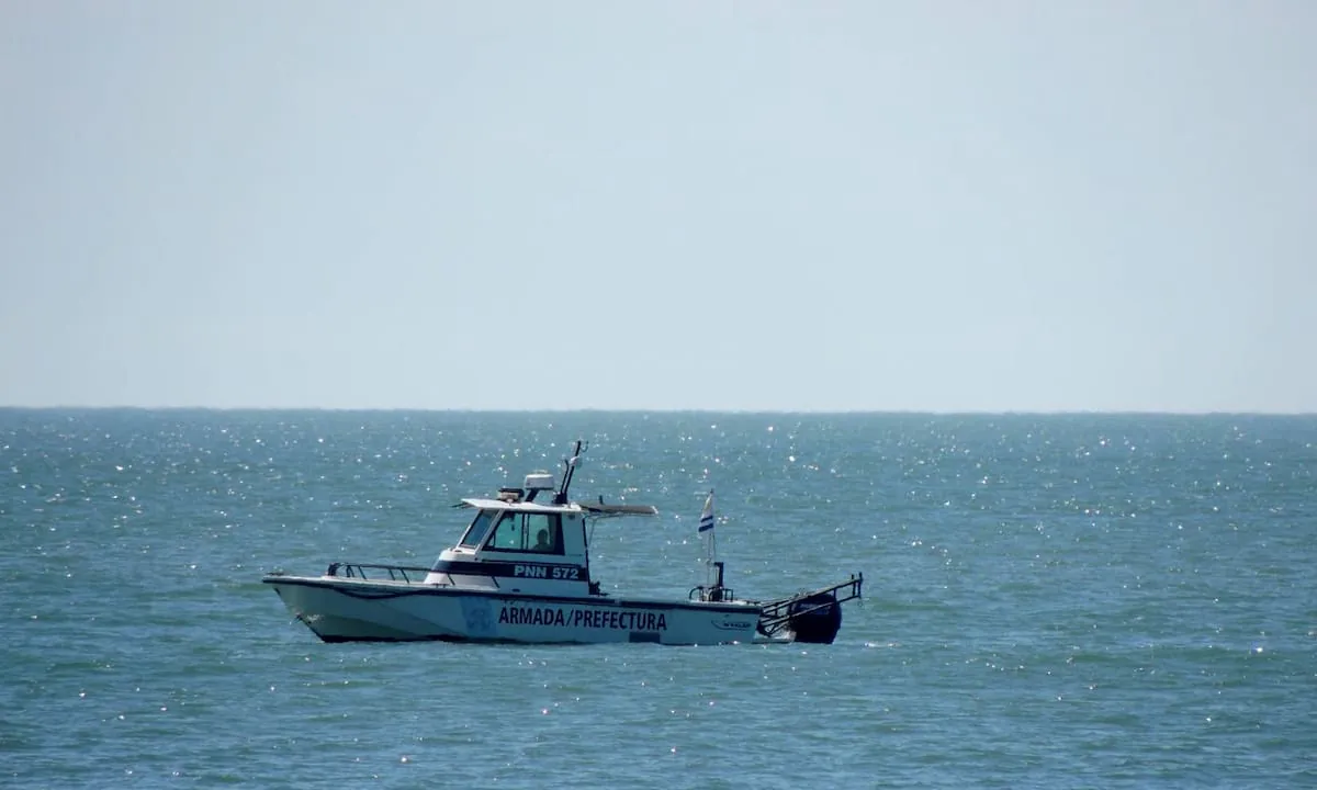 Hallaron un cuerpo en la costa de Uruguay e investigan si se trata de uno de los pescadores desaparecidos en el Río de la Plata
