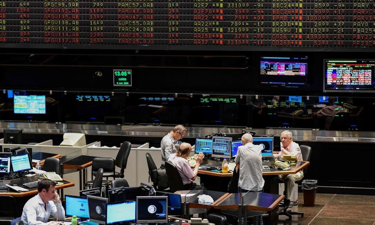 MERCADOS A. LATINA-Monedas caen tras dato de inflación de EEUU; peso colombiano se desmarca y sube con fuerza