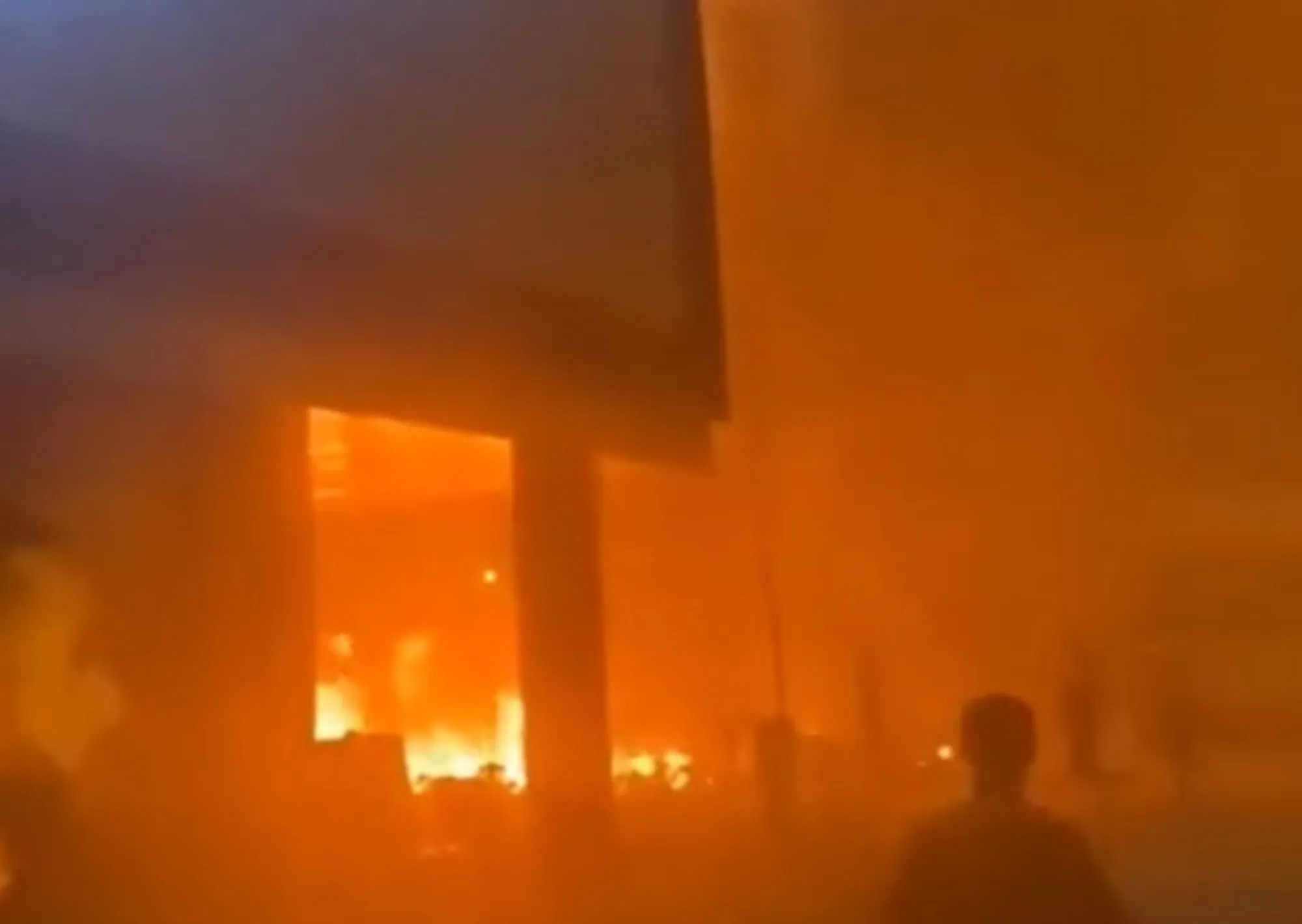 Un polémico arbitraje en un partido de fútbol desató la furia en Libia: hubo un muerto y edificios gubernamentales incendiados