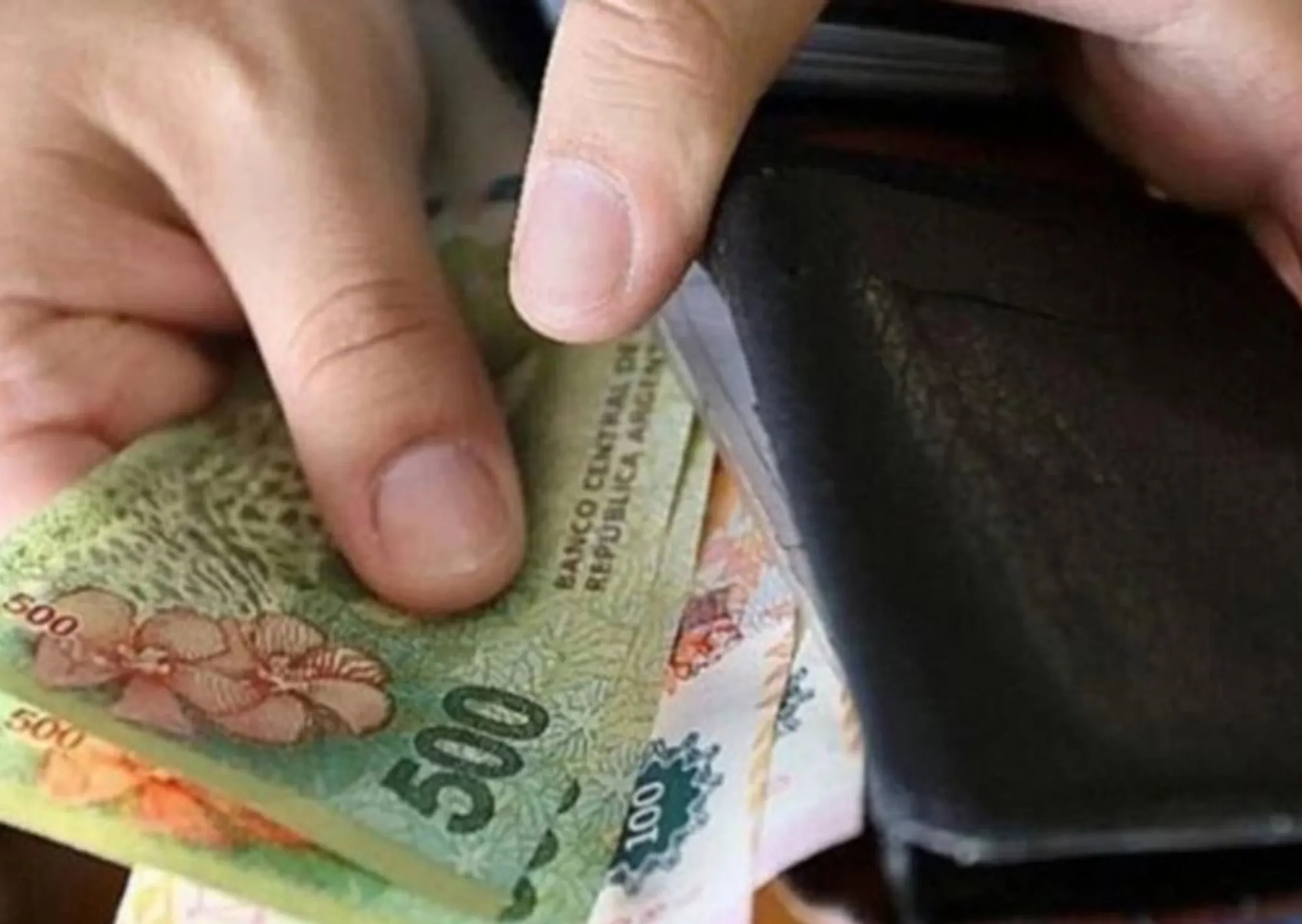 Los salarios privados le ganaron por poco a la inflación en abril, pero los públicos quedaron por debajo