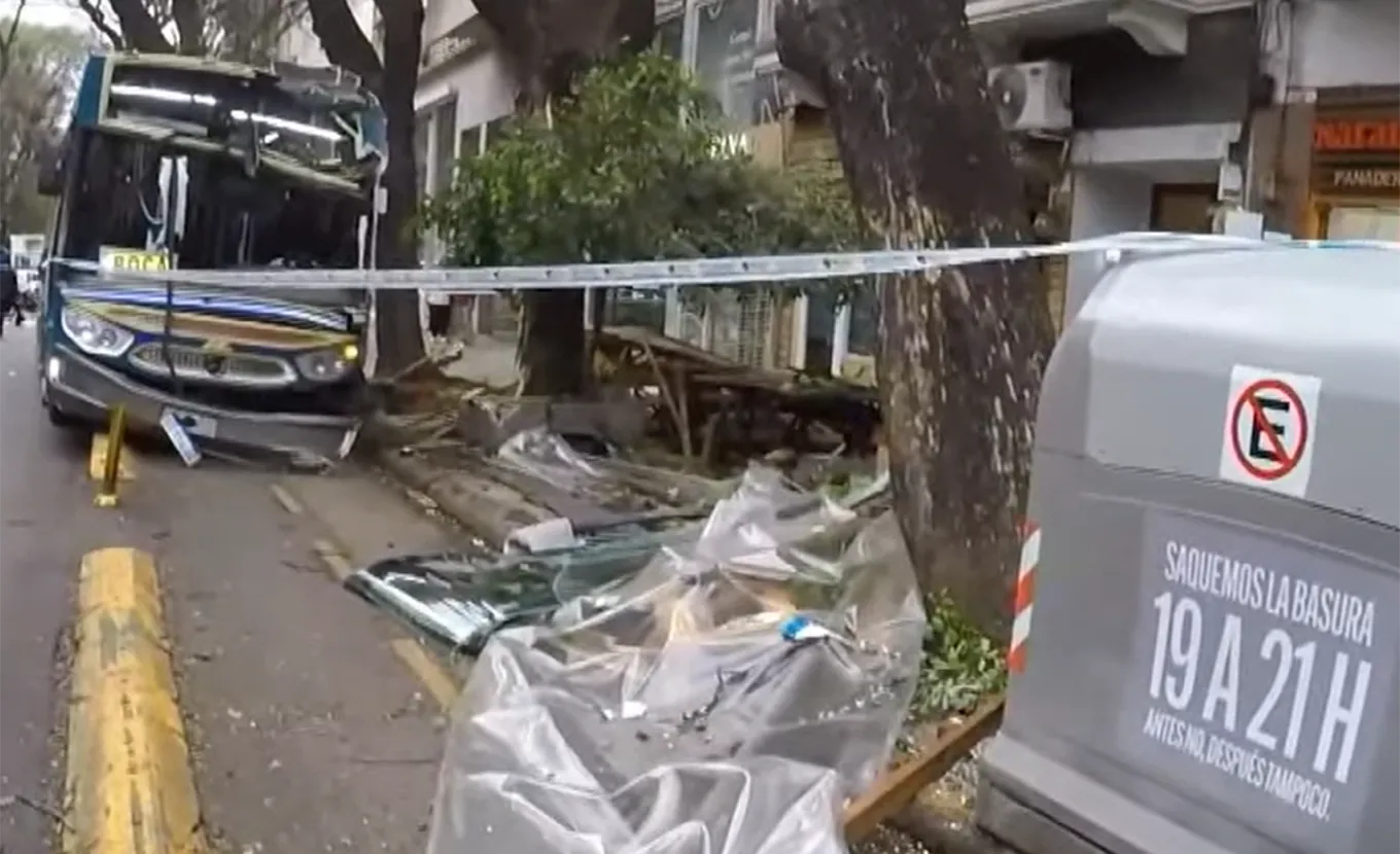 Un colectivo se subió a la vereda, atropelló a dos mujeres y chocó contra un árbol en Palermo: al menos 4 heridos