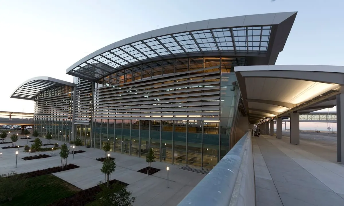 Un hombre fue detenido con explosivos en su equipaje en el aeropuerto de California: tenía un teléfono con un temporizador