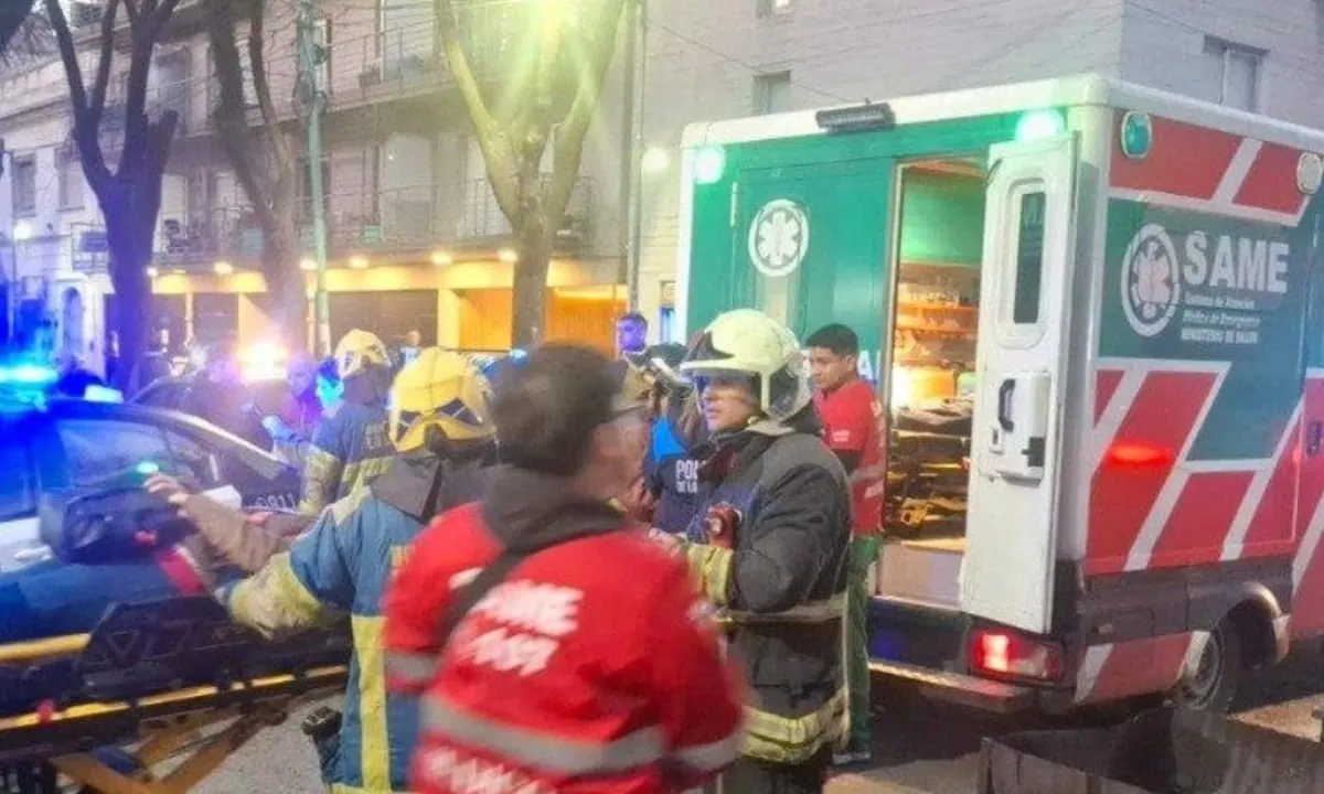 Un tren chocó contra un colectivo a metros de la Bombonera y hay al menos siete heridos