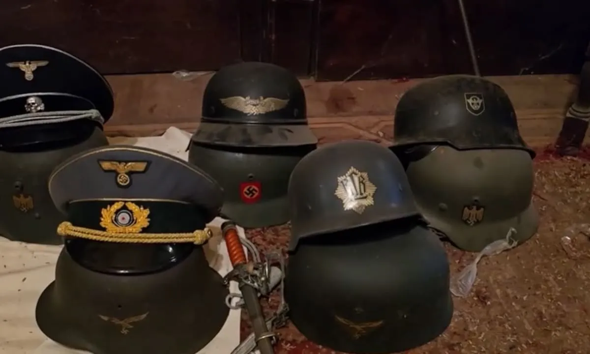 Secuestraron un arsenal militar y elementos con simbología nazi en la casa de un hombre de 89 años en Flores