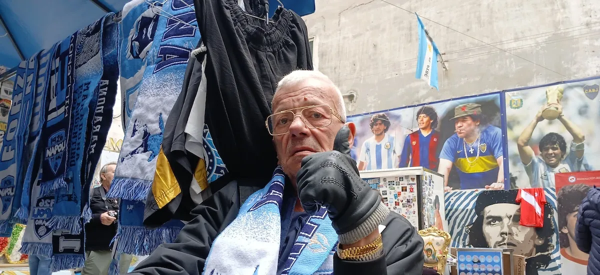 La historia de Antonio Esposito, el guardián de 72 años que transformó un callejón de Nápoles en el santuario de Diego Maradona