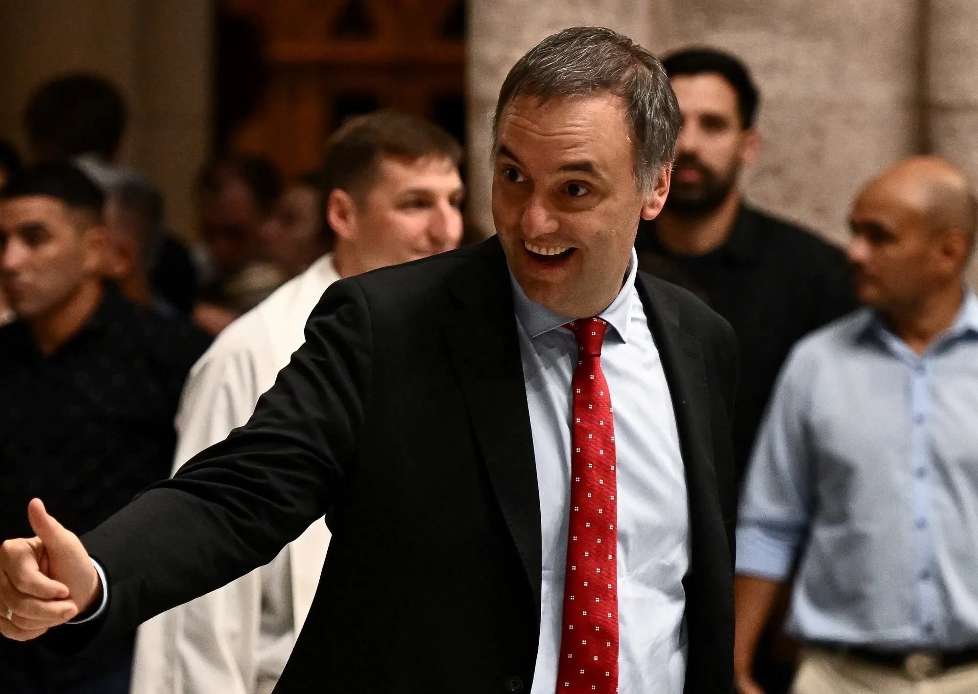 Declara el hijo de una de las jubiladas que garantizó la hipoteca privada a Manuel Adorni