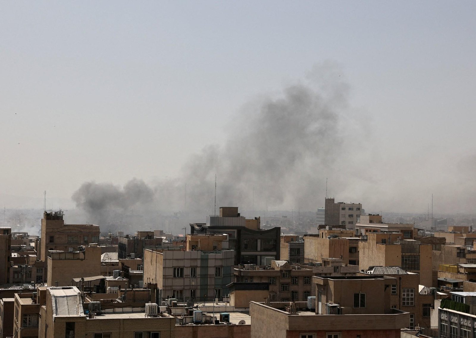 Irán afirma que cerró el estratégico estrecho de Ormuz, en un paso audaz que incendia aún más la región